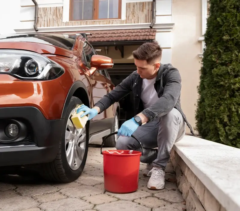 Lavage auto à domicile Le Châtelet : professionnel intervenant sur un véhicule